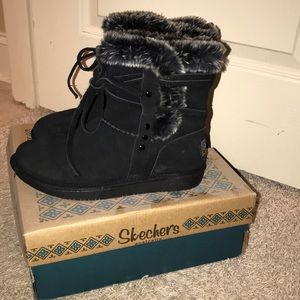 Furry lace up mid size boots.